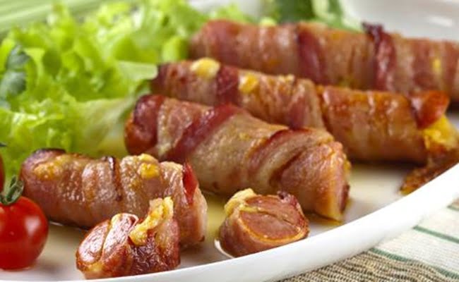 Receita de Enroladinho de salsicha em queijo e bacon