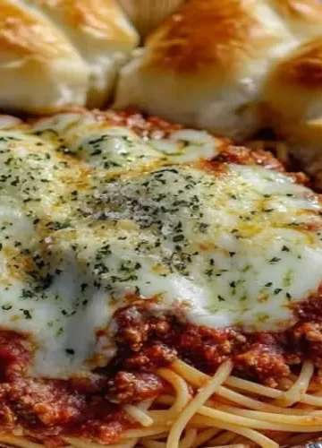 Espaguete à Bolonhesa Cremoso com Pãezinhos de Alho