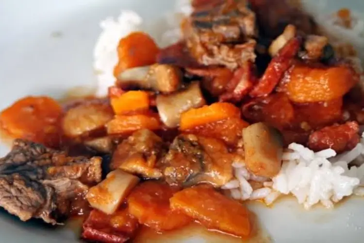 Receita de Estufado de Carne de Vaca com Tomate e Cogumelos