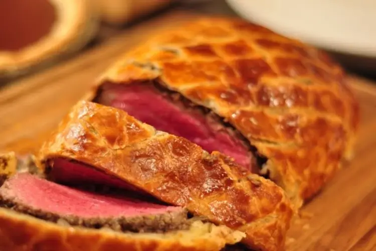 Receita de Filé a Wellington com molho bechamel e mostarda Dijon