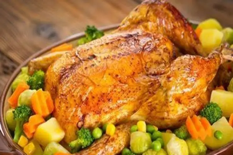 Receita de Frango assado com legumes e alecrim