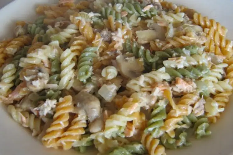 Receita de Fusilli Tricolore com Salmão