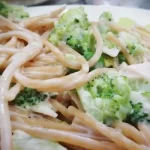 Macarrão Integral ao Molho de Cream Cheese com Brócolis