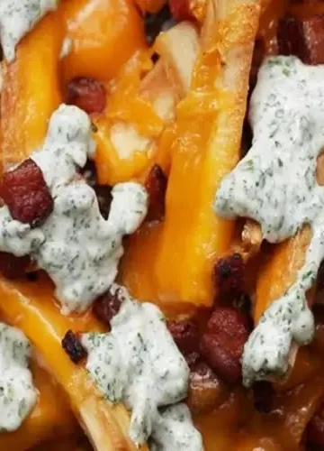 Mandioca frita com queijo e bacon