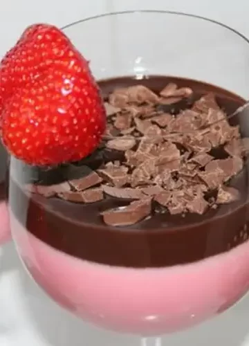 Mousse de Morango com Cobertura de Chocolate