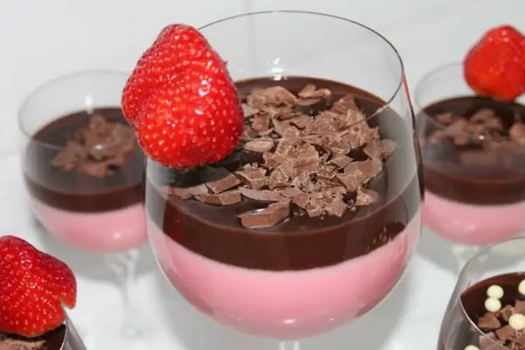 Mousse de Morango com Cobertura de Chocolate