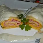 Panqueca de Presunto e Queijo e ao Molho Roquefort