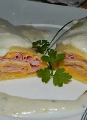 Panqueca de Presunto e Queijo e ao Molho Roquefort