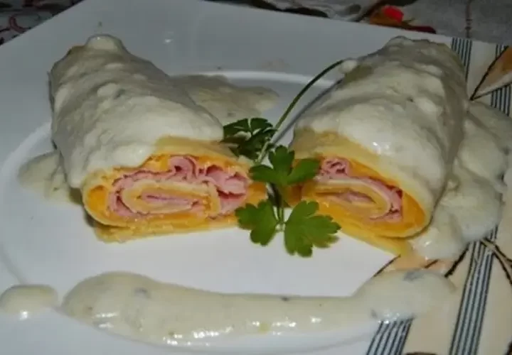 Panqueca de Presunto e Queijo e ao Molho Roquefort