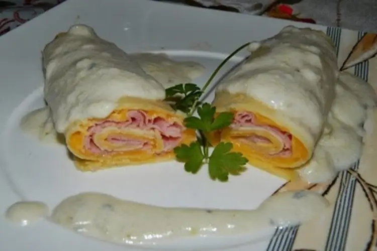 Panqueca de Presunto e Queijo e ao Molho Roquefort