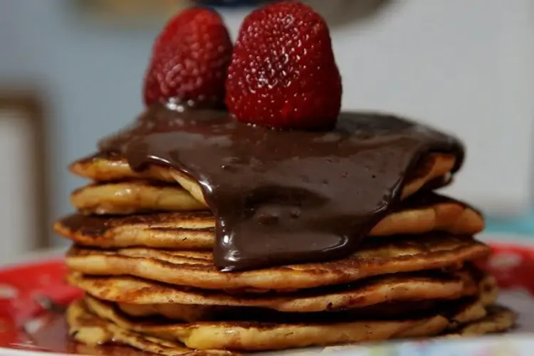 Receita de Panquecas Light com Calda de Chocolate