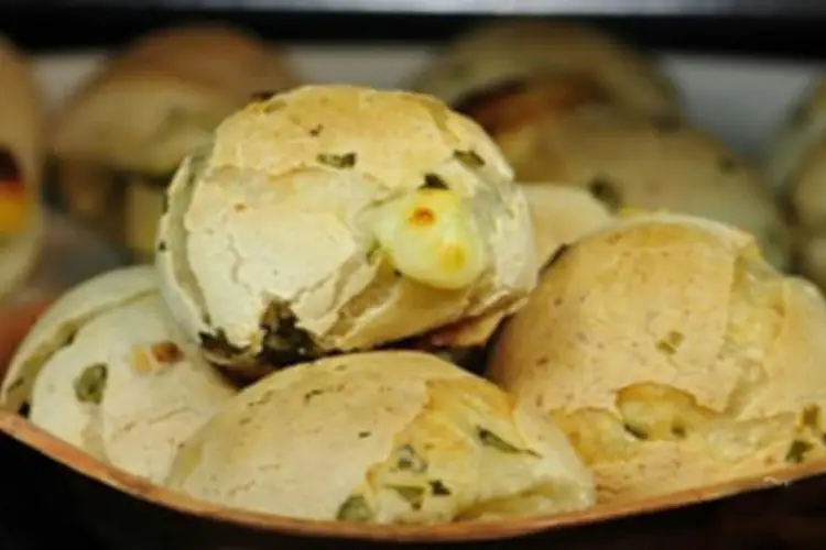 Pão de Queijo Proteico com Agrião Picadinho