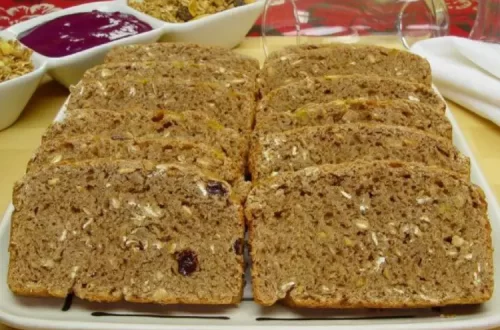 Pão de açaí com granola