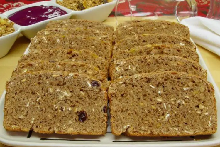 Pão de açaí com granola
