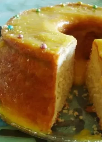 Pão de ló com molho de laranja