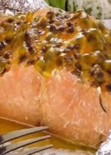 Papillote de salmão com alecrim e maracujá