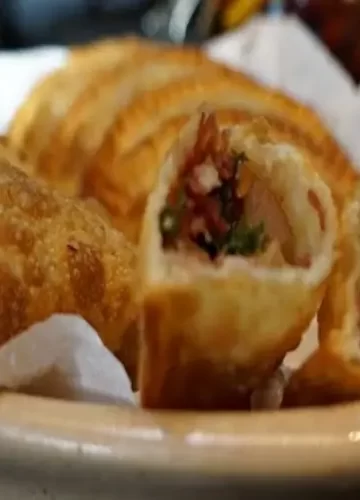 Pastelzinho de Carne Seca com Pinhão