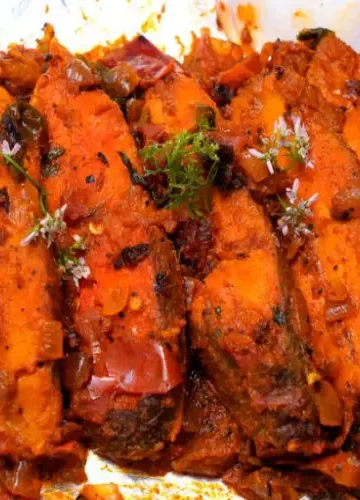 Peixe frito com molho de camarão