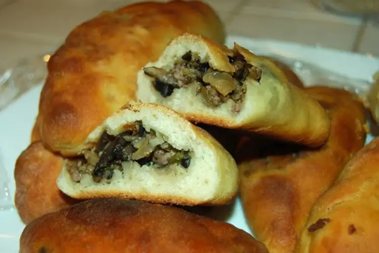 Receita de Pirozhki pastel de forno Russo