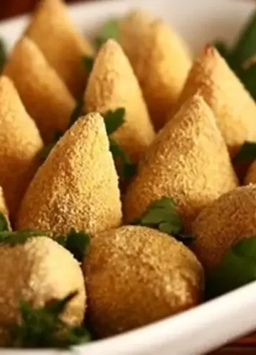 Coxinha de galinha sem glúten com massa de batatas e farinha de mandioca