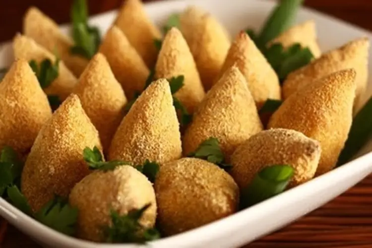 Coxinha de galinha sem glúten com massa de batatas e farinha de mandioca