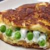 Receita de Omelete Recheada com Coalhada Seca e Ervilhas na Manteiga