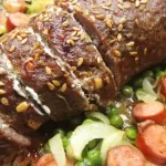 Receita de Rocambole de Carne Moída com recheio de Linguiça