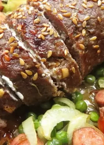Receita de Rocambole de Carne Moída com recheio de Linguiça