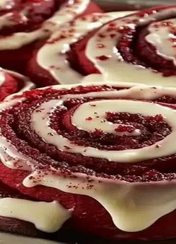 Rolos de canela de veludo vermelho