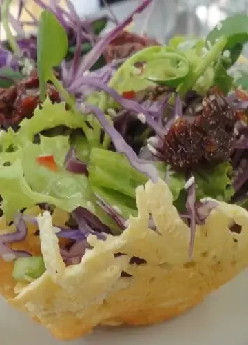 Salada Tailandesa na Cestinha de Queijo