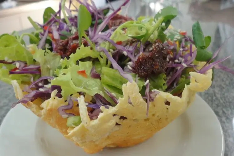 Salada Tailandesa na Cestinha de Queijo