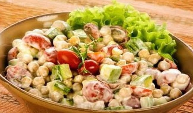 Receita de Salada de Grão de Bico e Abobrinha