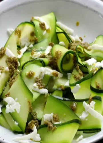 Salada de pepino com queijo branco e semente de linhaça