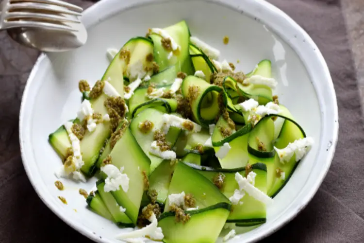 Salada de pepino com queijo branco e semente de linhaça