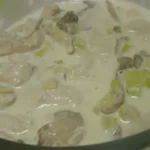 Strogonoff de Frango com Cogumelos e Alho Francês