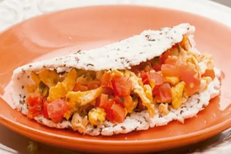 Tapioca de linhaça com ovo mexido e tomate