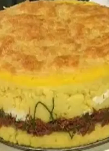 Torta de Polenta com Carne Seca e Couve