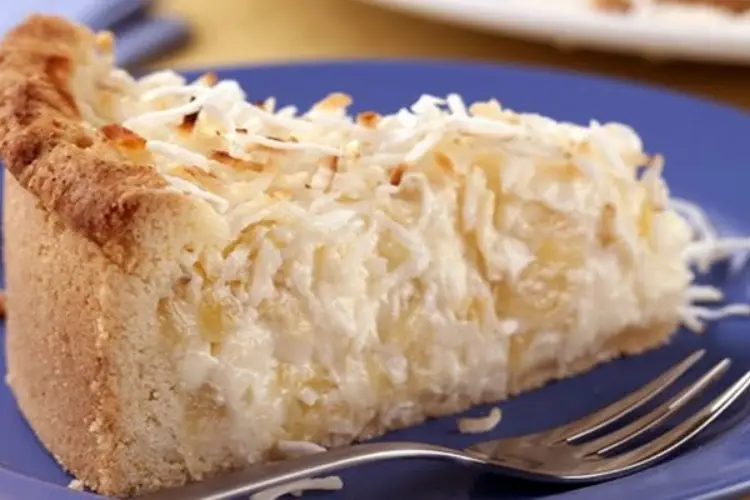 Receita de Torta de abacaxi cremosa com coco