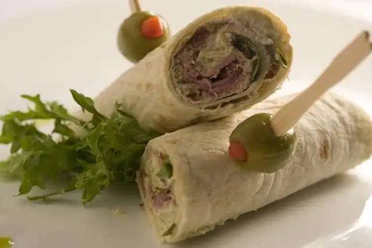 Wrap com rosbife e creme de azeitona