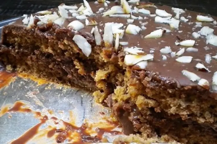 Bolo de Ameixas Pretas com Recheio e Cobertura de Chocolate