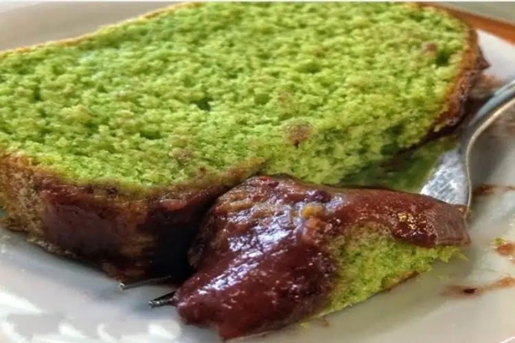 Receita de Bolo de Agrião com cobertura de açúcar mascavo