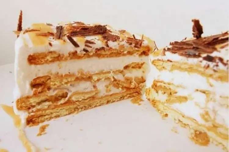 Receita de Bolo de Bolacha com Chantili e Caramelo