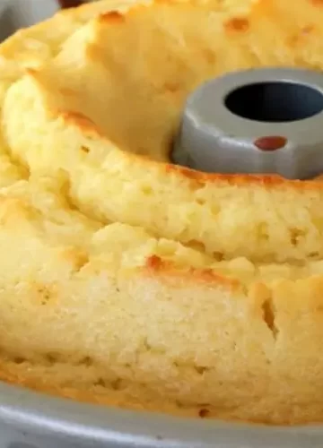 Receita de Bolo de Iogurte Simples, aprenda como fazer essa delicia simples, e simples, uma delicia com gostinho de iogurte, anote e prepare essa delicia.