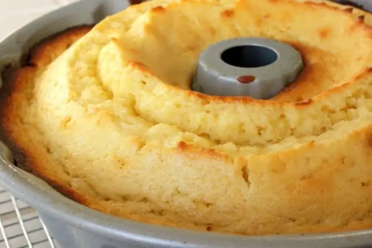 Receita de Bolo de Iogurte Simples, aprenda como fazer essa delicia simples, e simples, uma delicia com gostinho de iogurte, anote e prepare essa delicia.