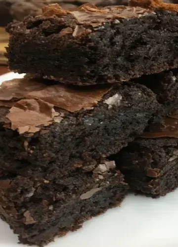 Brownie com casquinha crocante e molhadinho