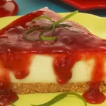 Cheesecake de limão com calda de morango