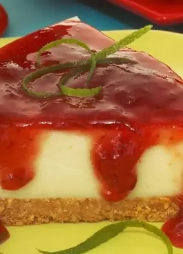 Cheesecake de limão com calda de morango