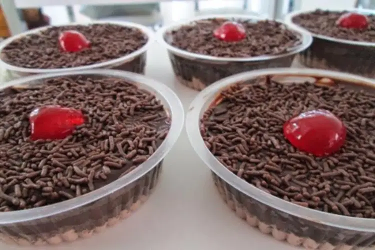 Receita de Bolo de Pote recheio de Brigadeiro