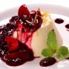 Receita de Panna Cotta com calda de frutas vermelhas