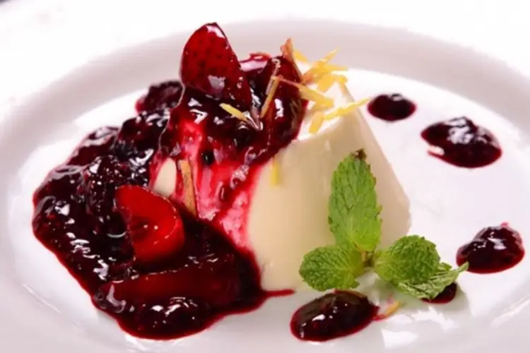 Receita de Panna Cotta com calda de frutas vermelhas